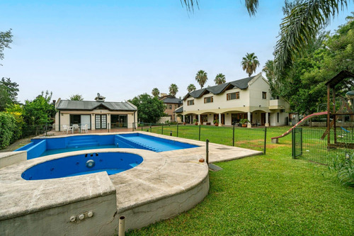 Venta/permuta Casa De 4 Dormitorios Con Amenities. San Marino, Funes Hills.