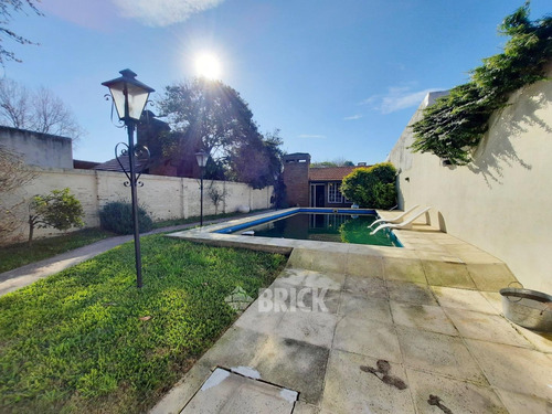 Casa Tipo Chalet En Lote De 432 M2 En Rodriguez Peña Al 900 - 3 Cocheras Piscina Quincho Parrilla