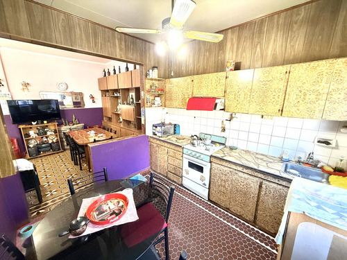 Casa En Venta De 4 Ambientes Con Jarín Y Cochera - Avellaneda