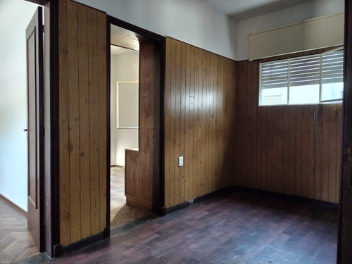 Atención Inversionistas!!! 2 Apartamentos En Un Mismo Padron, 1, De 2 Dormitorios, Li./com, Coc. C/oficce Y Baño. Otro; Liv/com, 1 Dorm, Kitchenette, Baño Y Lindo Patio!!! Documentacion En Regla