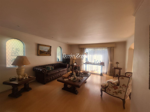 Casa En Venta De 5 Dorm. 3 Baños Mas Servicios En Las Condes