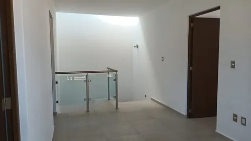 Venta De Casas En El Encino, Pasillo Lateral, Estudio O 4ta Rec En Pb, Lujo