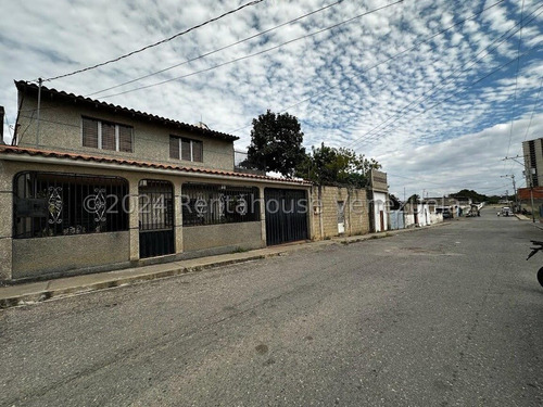 Maribel Morillo & Naudy Escalona  Venden Casa De Dos Plantas En El Sector De Andrés Eloy En  Barquisimeto  Lara, Venezuela,   7 Dormitorios  2 Baños  420 M² 