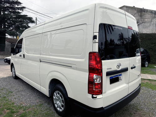 Toyota Hiace 2.8 Tdi Furgón 6at L2h2 3a 5p