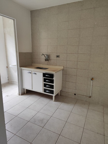 Apartamento Com 2 Quartos , Sala , Cozinha , Banheiro E W.c