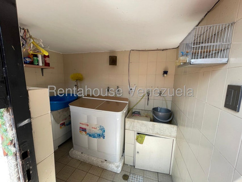 Cómoda Y Acogedora Casa De Múltiples Niveles En Venta Ubicada En La Trinidad 25-17807