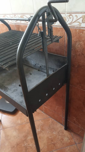 Parrillera De Hierro Con Sistema Elevacion Y Accesorios