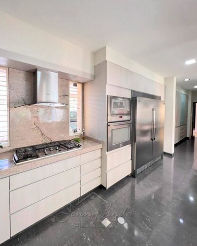 En Venta Hermosa Casa Con Piscina 410 M² Urb. San Jacinto Maracay Aragua