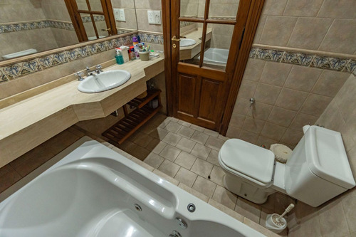 Casa 4 Ambientes Con Parque Y Cocheras