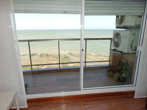 Imagen 19 de 30 de Apartamento En Venta Sobre Rbla. Con Vistas Al Mar, 3 Dormitorios, Parrillero De Uso Esclusivo Y Servicio 2 Garajes