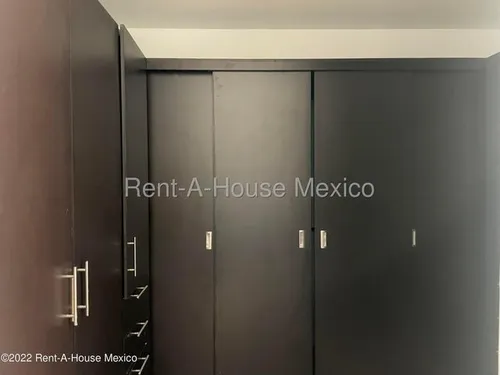 Casa Con Cuarto De Servicio, 4 Recámaras, Área De Tv. Cumbres Del Lago - Venta Rah2204