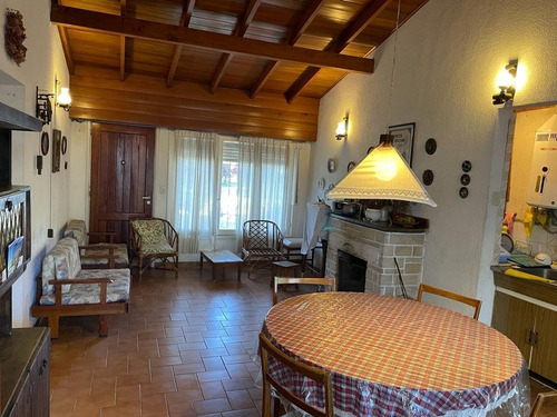 Imagen 8 de 12 de Venta-casa-villa Gesell -paseo 123 Y Av 8 Vivienda Con Amplio Jardin