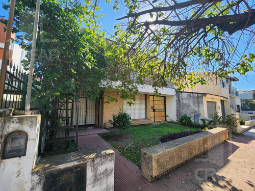Casa En Bº Junior´s (para Reciclar)