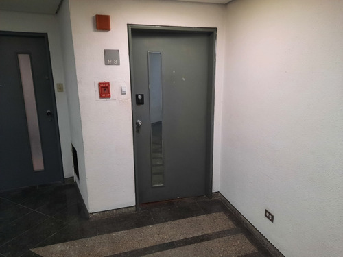 Imagen 2 de 9 de Oficina En Edificio Comercial. Excelente Ubicación, Frente Estacion Metro Los Cortijos