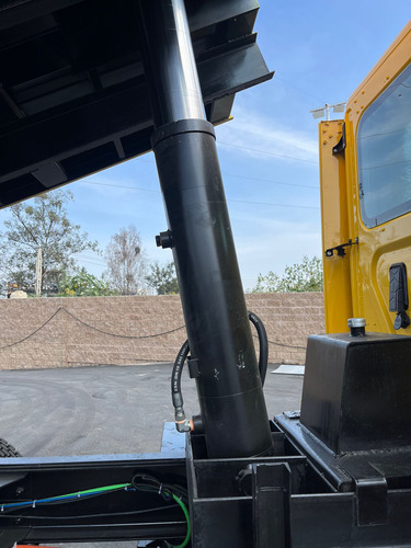 Freightliner Cascadia Volteo De 14 Mts Con Motor Cummins Isx