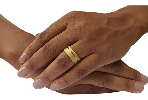 Imagem 3 de 6 de Alianças De Casal Qmaximo Folheada A Ouro18k Modelo Canaleta