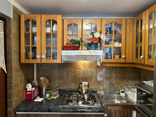 Preciosa Casa En Tranquilo Pasaje, Muy Conectada