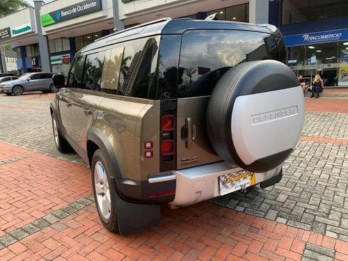 Land Rover Defender First 2021