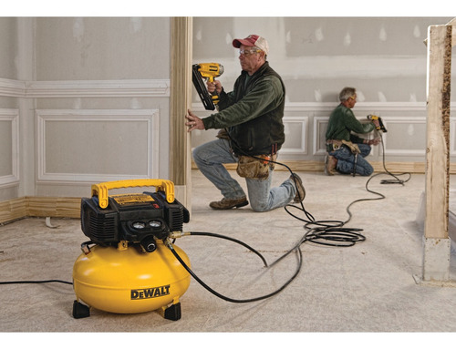 Imagen 8 de 9 de Compresor de aire mini eléctrico portátil DeWalt DWFP55126 monofásico 22.7L 9hp 120V 60Hz amarillo