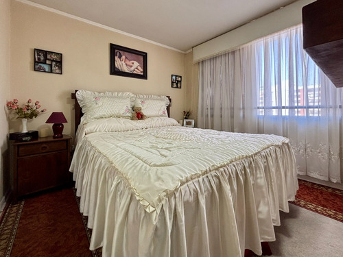 Se Vende Hermoso 2 Dormitorios + Estacionamiento. Av. PerĂș