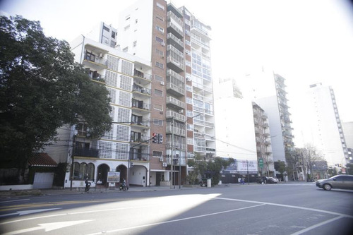 Muy Amplio Depto De 3 Ambientes Al Frente Con Vista Al Río.