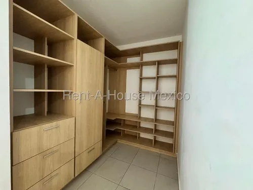 Renta. Casa De 3 Recámaras Con 1 En Planta Baja - Zákia | Rahqro