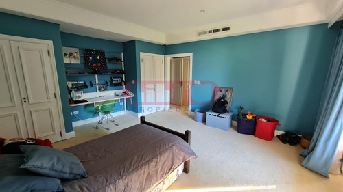 Residencia De Estilo Frances En Zona Privilegiada.