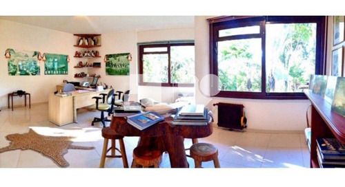 Excelente Localização Em Um Terreno De 2500m², Casa Com 700m², Peças Amplas. - 28-im408548