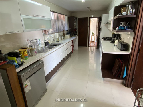 Casa En Venta De 4 Dorm. En Las Condes