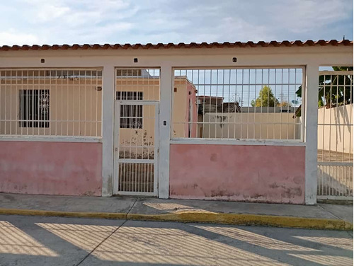 Venta De Casa En San Joaquín Urbanización  Cerrada 