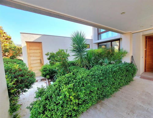 Casa En Venta De 4 Dorm. En Lo Barnechea