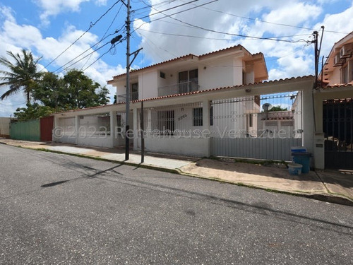 | Casa En Venta Al Este De Barquisimeto Zona L  Cod  2 - 4 - 4 - 9 - 4 - 7  Mp |