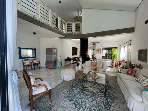 Linda Casa Com Piscina Em Frente A Praça