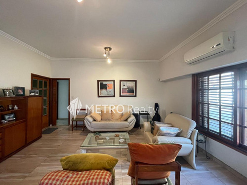 Casa En Venta 4 Ambientes Con Cochera Y Jardin En Bernal Centro