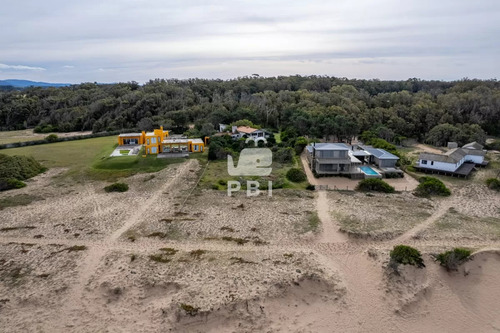 Casa En Primera Linea Al Mar, Bahía Del Pinar - Ref : Pbi12502