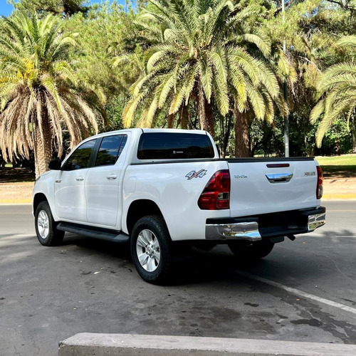 Imagen 3 de 10 de Toyota Hilux 2.8 C/d 4x4 Tdi Sr 177cv 2018
