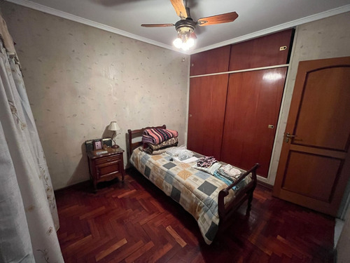Casa De 4 Ambientes Con Garage Muy Buena Ubicación Y Excelente Estado.