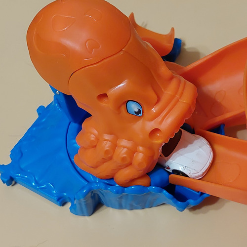 Hot Wheels City Octopus Invasion Attack Playset & 2 Vehículo (Usado)