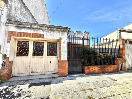 Casa En Venta De 4 Ambientes Con Jarín Y Cochera - Avellaneda