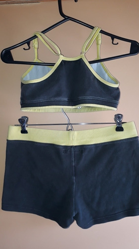 Nike, Conjunto De Short Y Top Deportivo De Mujer.
