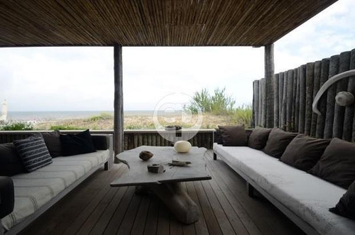 Imagen 2 de 9 de Casa Sobre La Playa En Punta Piedras