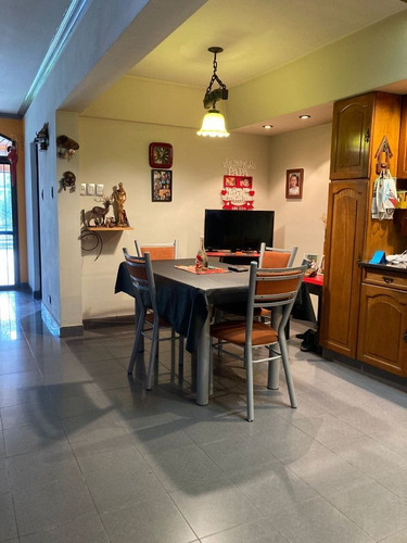 Imagen 10 de 28 de Chalet En Venta De 5 Ambientes Con Cochera En Banfield