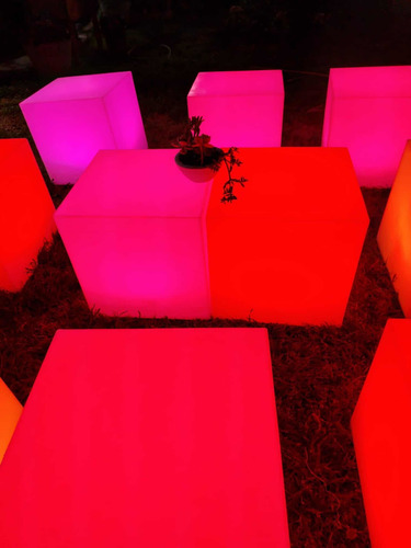 Imagen 3 de 5 de Livings Luminosos Led Puffs Eventos Estamos En Pilar