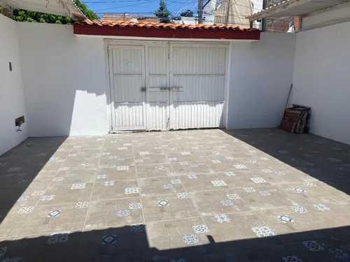 De Una Planta, Ubicadisima Con Factibilidad De Ampliar Sin Restrinccion Por Estar En Calle Abierta. Zona Rodeada De Todo Para Vivir Tranquilamente