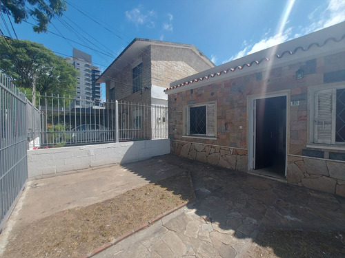 Casa Con Jardin , 2 Dormitorios, Cochera Y Apto Al Fondo