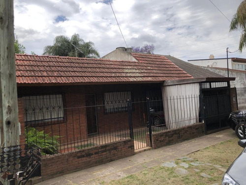 Casa Americana Tres Amb.  Con Amplio  Lote