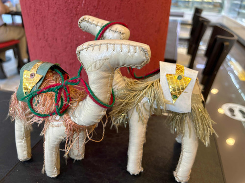 Lote De Dos Camellos Decorativos Vintage En Cuero Egipcio