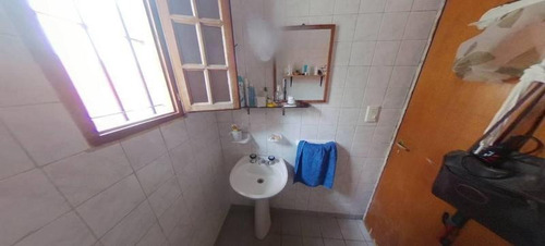 Imagen 4 de 11 de Casa De Tres Dormitorios · Lote De 400 M²· Cochera, Pileta Y Jardín
