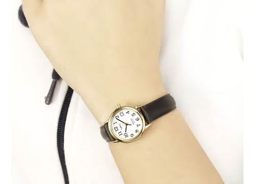 Reloj Mujer Timex Correa De Piel Con Luz 25 Mm T2h3419j Correa Negro Bisel Dorado Fondo Blanco