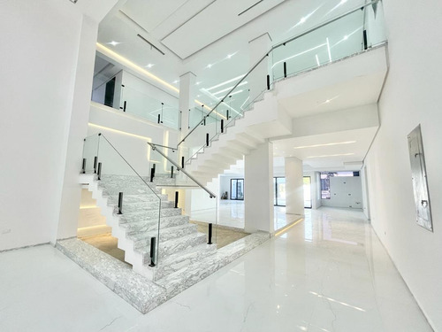 Villa Moderna A Estrenar